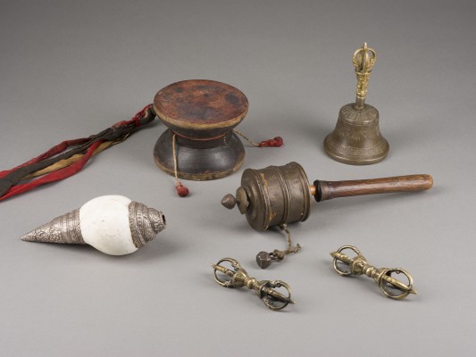 Picture EIN SECHSTEILIGES KONVOLUT VON TIBETISCHEN RITUALGEGENSTÄNDEN