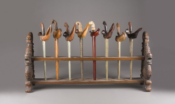 Auktion 152<br>EIN KRIS-STÄNDER MIT ACHT KRISEN