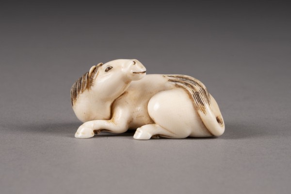 Picture EIN NETSUKE EINES LIEGENDEN HENGSTES AUS ELFENBEIN
