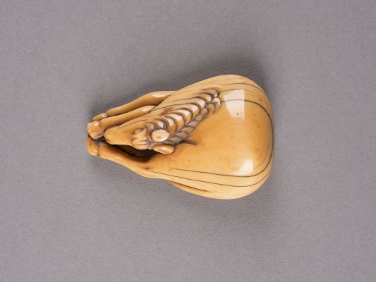 Picture EIN NETSUKE EINES GRASENDEN PFERDES AUS ELFENBEIN