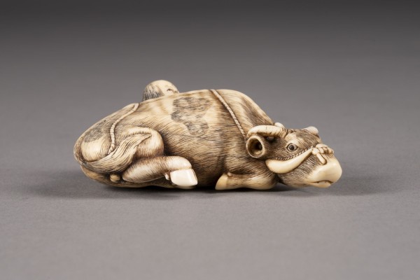 Auction 152<br>EIN NETSUKE EINES LIEGENDEN OCHSEN MIT EINEM JUNGEN AUS ELFENBEIN