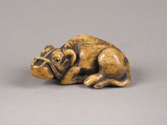 Auction 152<br>EIN NETSUKE EINES LIEGENDEN OCHSEN AUS HIRSCHHORN