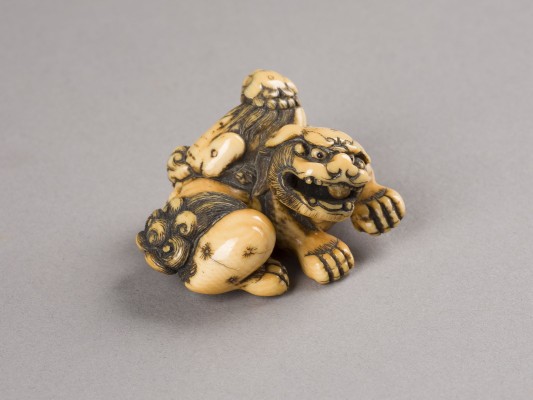 Auktion 152<br>EIN NETSUKE EINES SHISHI UND SEINES JUNGEN AUS ELFENBEIN
