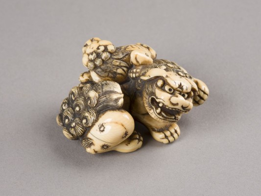 Auktion 152<br>EIN NETSUKE EINES SHISHI UND SEINES JUNGEN AUS ELFENBEIN