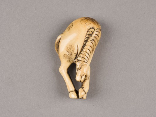 Auktion 152<br>EIN NETSUKE EINES GRASENDEN PFERDES AUS HIRSCHHORN