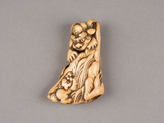 Auction 152<br>EIN NETSUKE EINES SHISHI UND SEINES JUNGEN AUS HIRSCHHORN
