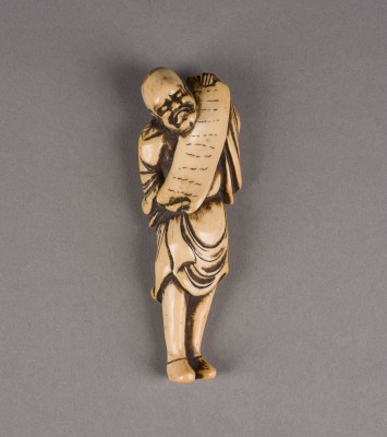 Bild EIN NETSUKE EINES MANNES MIT SCHRIFTROLLE AUS ELFENBEIN