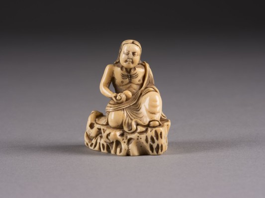 Auction 152<br>EIN NETSUKE EINES RAKAN AUS ELFENBEIN