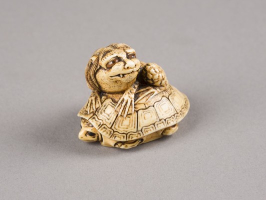 Auktion 152<br>EIN NETSUKE EINES KAPPAS AUF EINER SCHILDKRÖTE AUS ELFENBEIN