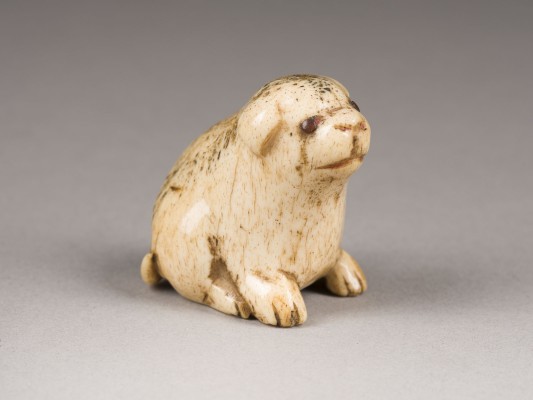 Auktion 152<br>EIN NETSUKE EINES WELPEN AUS HIRSCHHORN