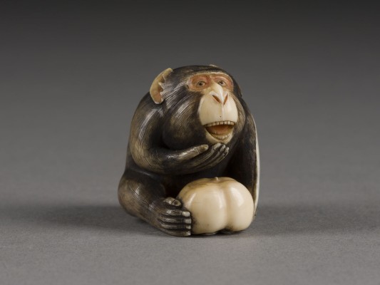 Auktion 152<br>EIN FEINES OKIMONO-NETSUKE EINES AFFEN MIT KAKI AUS ELFENBEIN