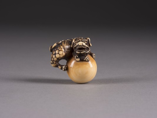 Bild EIN NETSUKE EINES SHISHI MIT BALL AUS ELFENBEIN