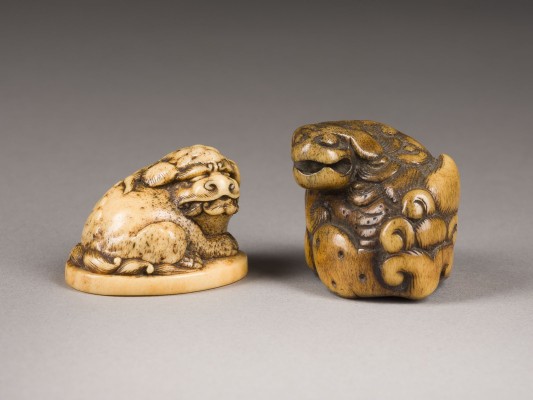 Bild ZWEI NETSUKE VON SHISHI AUS HIRSCHHORN