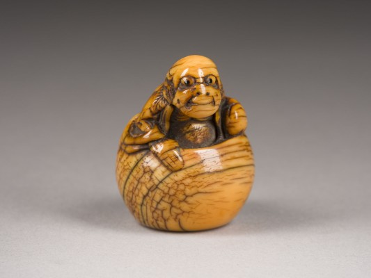 Auktion 152<br>EIN NETSUKE EINES KOKO SENNIN AUS WALROSSZAHN