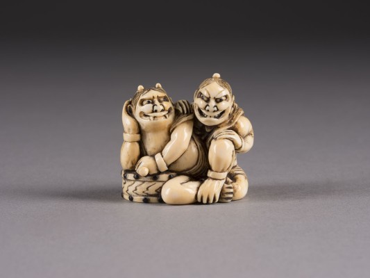 Auktion 152<br>EIN NETSUKE EINES RAIDEN MIT FUTEN AUS ELFENBEIN