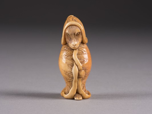 Auction 152<br>EIN FEINES NETSUKE EINES TANUKI AUS ELFENBEIN