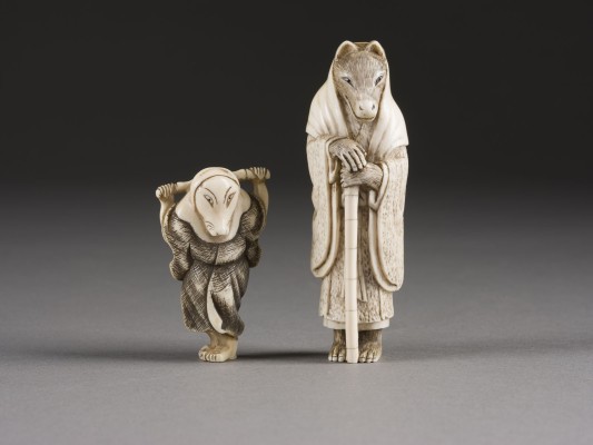 Auktion 152<br>ZWEI NETSUKE VON FUCHS-PRIESTERN (HAKUZOSU) AUS ELFENBEIN