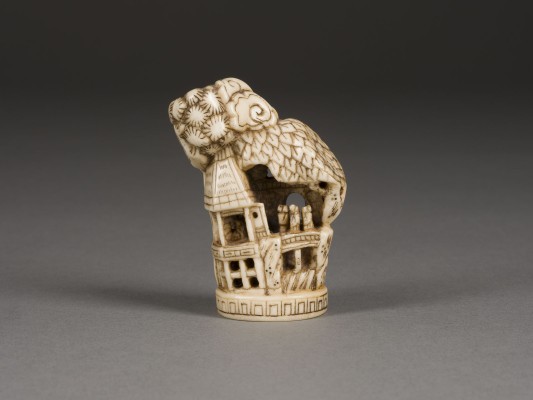 Bild EIN NETSUKE IN FORM EINES SIEGELS AUS HIRSCHHORN