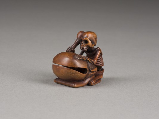 Auktion 152<br>EIN NETSUKE EINES SKELETTEN MIT MOKUGYO AUS HOLZ