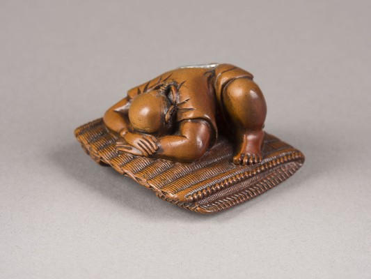 Auktion 152<br>EIN NETSUKE EINES SCHLAFENDEN BAUERN AUS HOLZ