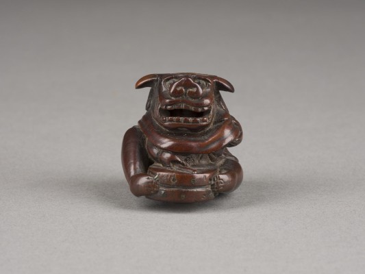 Bild EIN NETSUKE EINES SHISHIMAI-DARSTELLERS AUS HOLZ