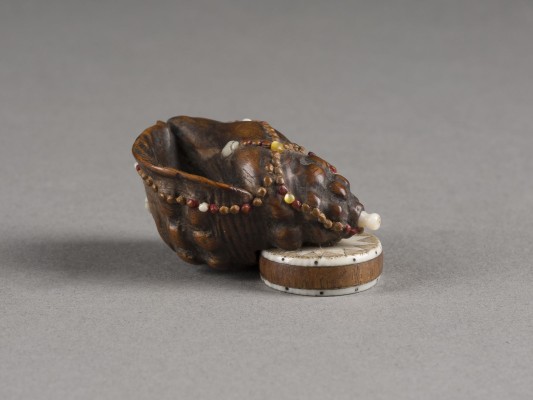 Auktion 152<br>EIN NETSUKE VON EINEM HORAGAI UND EINER TROMMEL AUS HOLZ