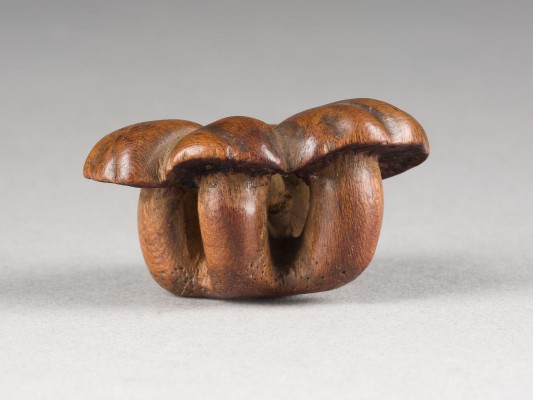 Auktion 152<br>EIN NETSUKE VON EINER PILZGRUPPE AUS HOLZ