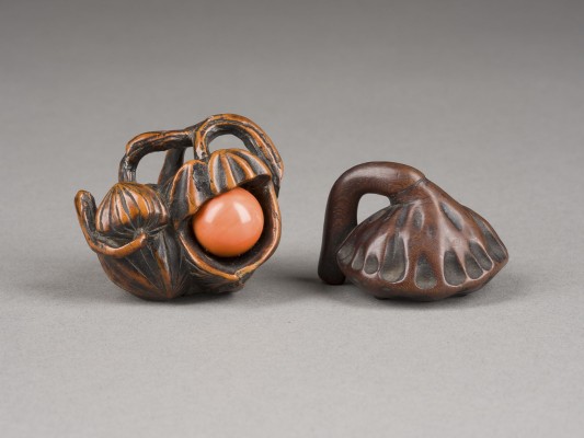 Bild ZWEI NETSUKE MIT FRÜCHTEN AUS HOLZ