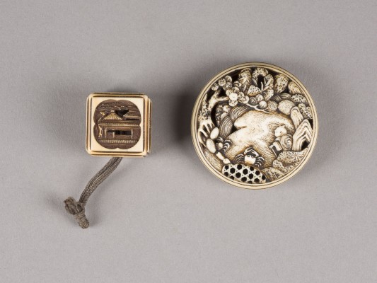 Auktion 152<br>ZWEI RYUSA-MANJU-NETSUKE AUS ELFENBEIN