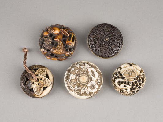 Auktion 152<br>EIN FÜNFTEILIGES KONVOLUT VON MANJU-NETSUKE