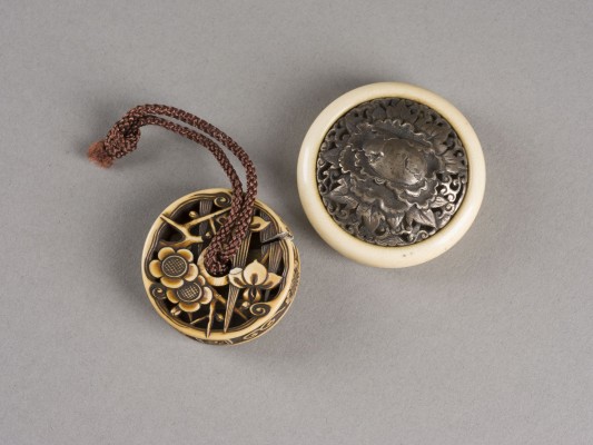 Auction 152<br>ZWEI NETSUKE AUS ELFENBEIN