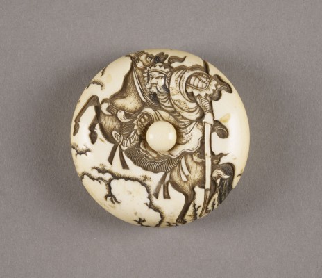 Auction 152<br>EIN MANJU-NETSUKE MIT DARSTELLUNG VON KAN'U AUS ELFENBEIN