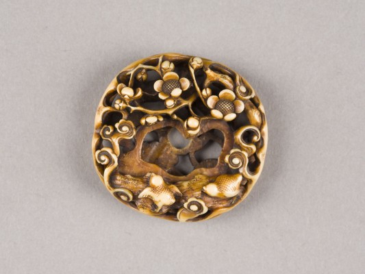 Auktion 152<br>EIN RYUSA-MANJU-NETSUKE AUS WALROSSZAHN