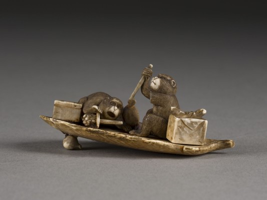 Auktion 152<br>EIN OKIMONO VON ZWEI AFFEN AUS ELFENBEIN