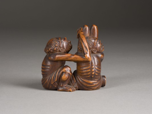 Auktion 152<br>EIN OKIMONO VON ASHINAGA UND TENAGA AUS BUCHSBAUM