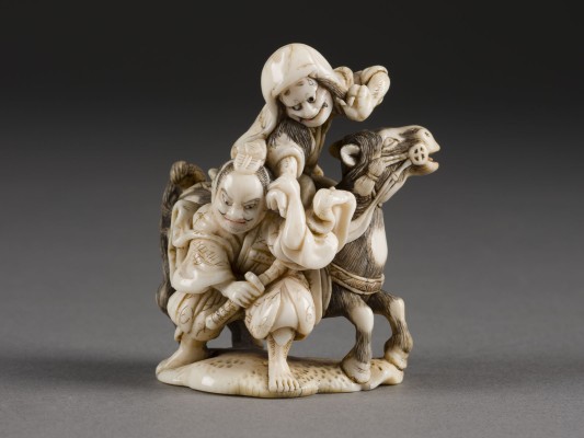 Auktion 152<br>EIN OKIMONO MIT DARSTELLUNG VON KOREMOCHI UND HANNYA AUS ELFENBEIN