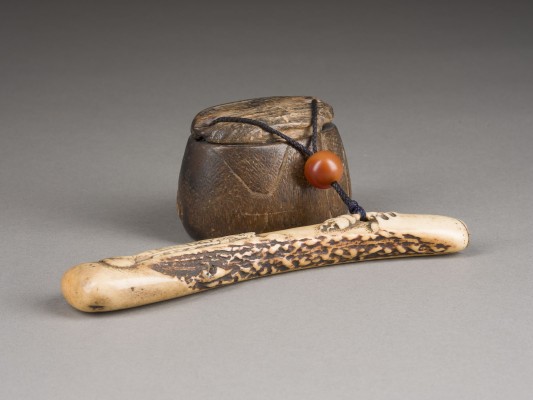 Auktion 152<br>EIN KISERUZUTSU AUS HIRSCHHORN UND EIN TONKOTSU AUS HOLZ