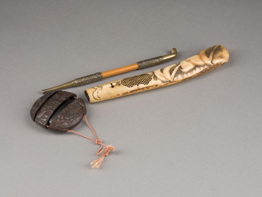 Bild EIN KISERUZUTSU AUS HIRSCHHORN MIT KISERU UND EINEM INRO AUS HOLZ