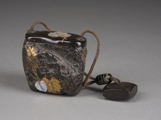 Auktion 152<br>EIN SHIBAYAMA-EINGELEGTES HOLZ-TONKOTSU