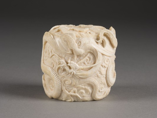 Auktion 152<br>EIN GESCHNITZTES TONKOTSU MIT DRACHENDARSTELLUNG AUS ELFENBEIN