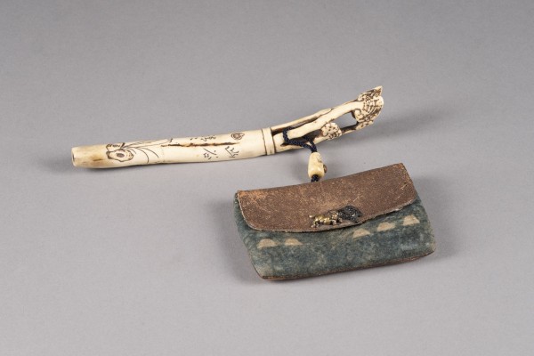 Bild EIN GESCHNITZTES KISERUZUTSU MIT TABAKO-IRE AUS HIRSCHHORN