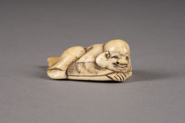 Bild EIN NETSUKE EINES HOTEI AUS ELFENBEIN