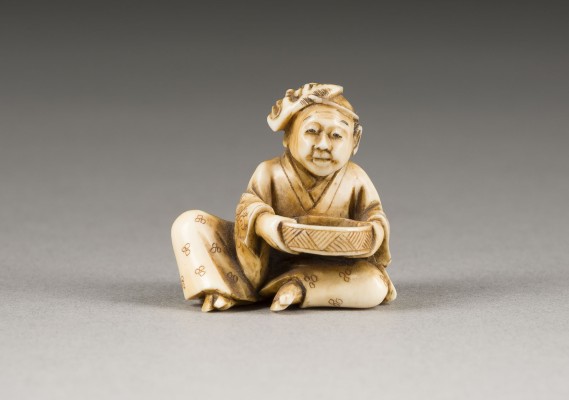 Auktion 152<br>EIN GESCHNITZTES NETSUKE MIT EINEM RUHENDEN SCHAUSPIELER AUS ELFENBEIN