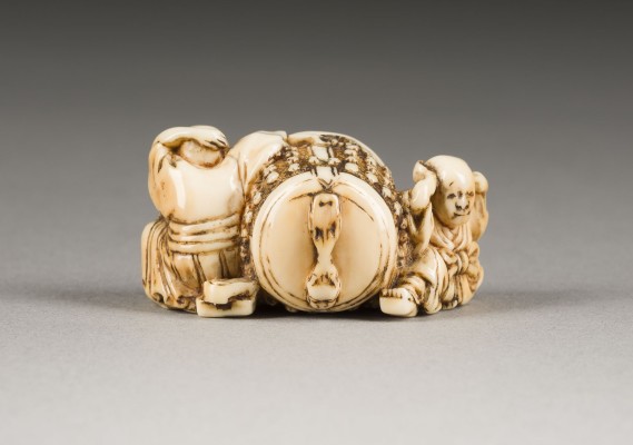 Auction 152<br>EIN GESCHNITZTES NETSUKE MIT EINER TEMPELGLOCKE UND ZWEI MÖNCHEN AUS ELFENBEIN