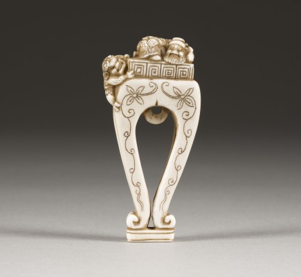 Bild EIN GESCHNITZTES NETSUKE EINES HOHEN CHINESISCHEN TISCHES MIT SHOKI UND ONI AUS ELFENBEIN