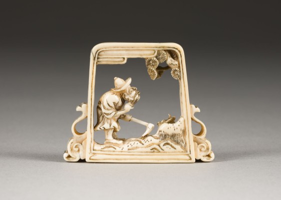 Bild EIN GESCHNITZTES NETSUKE EINER TSUITATE AUS ELFENBEIN
