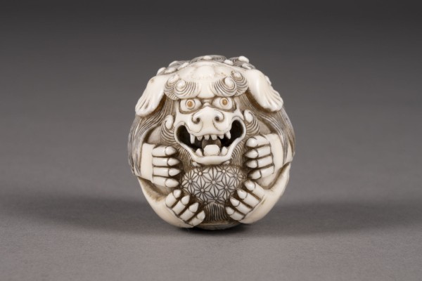 Bild EIN OKIMONO EINES ZUSAMMENGEROLLTEN SHISHI AUS ELFENBEIN