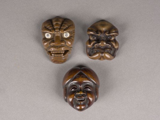 Picture EIN DREITEILIGES KONVOLUT VON MASKEN-NETSUKE