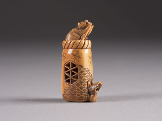 Auction 152<br>EIN NETSUKE EINER RATTE AUF EINEM KORB MIT EINER KATZE DARIN AUS ELFENBEIN