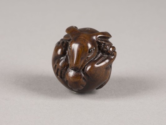 Auction 152<br>EIN NETSUKE AUS HOLZ IN FORM EINES KANINCHENS